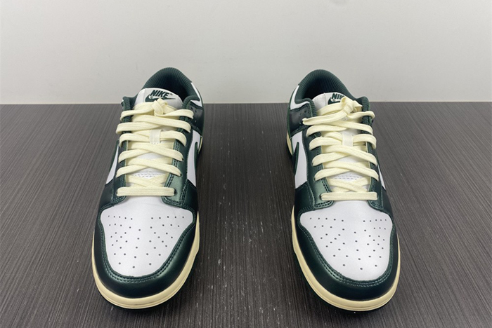 Nike Dunk Low “Vintage Green”   DQ8580-100