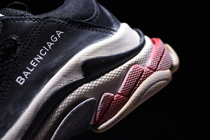 BALENCIAGA TRIPLE S W06E1-1000