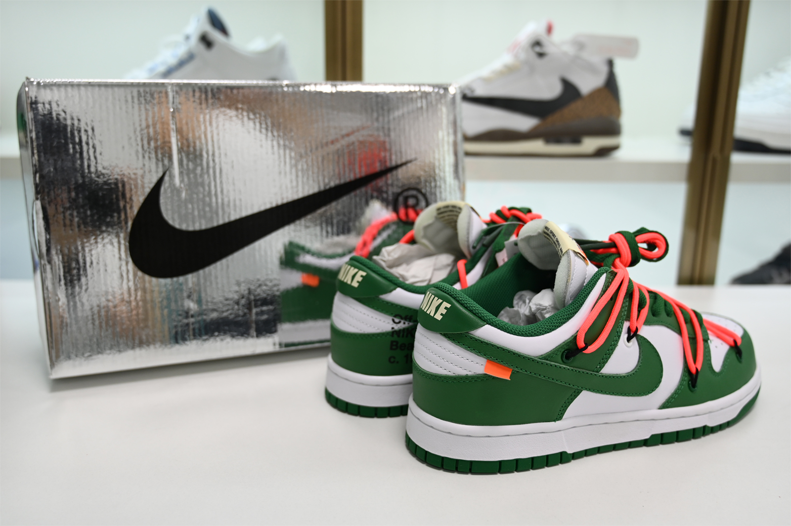 Off-White  NIKE DUNK LOW PINE GREEN CT0856-100