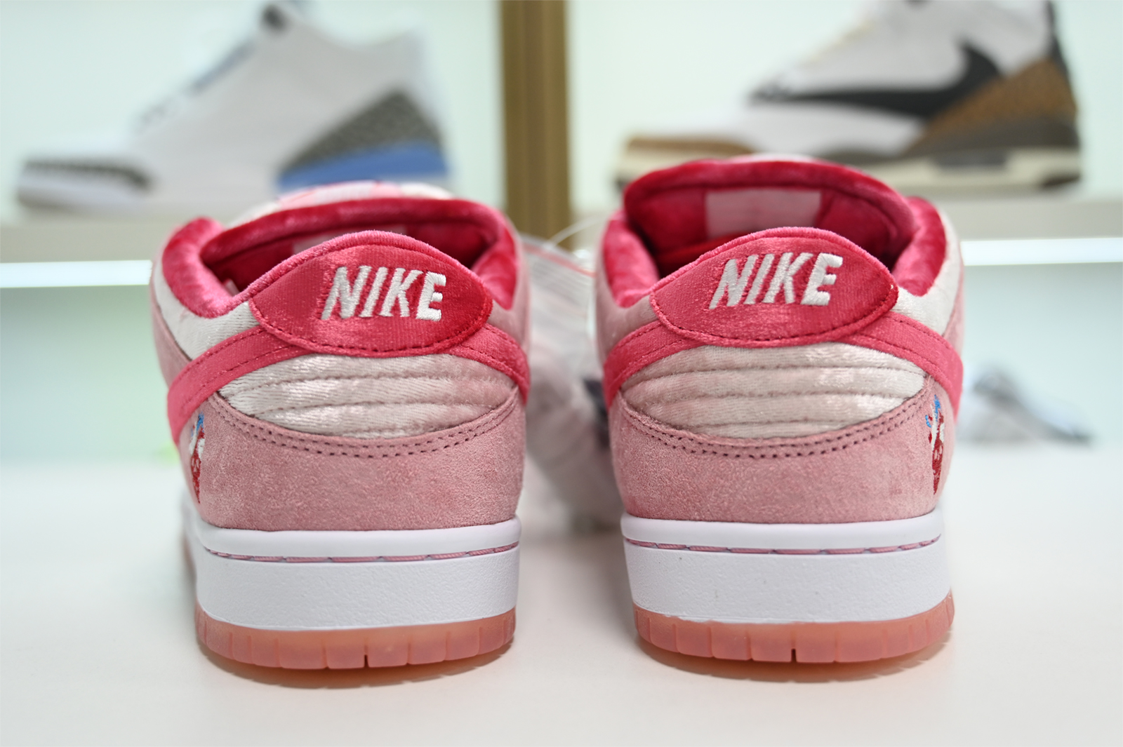 Nike SB Dunk Low x StrangeLove  Valentine