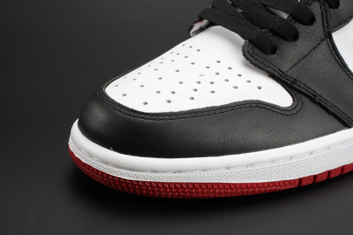 AIR JORDAN 1 High OG "Black Toe" white/ black-varsity red mens 555088-125