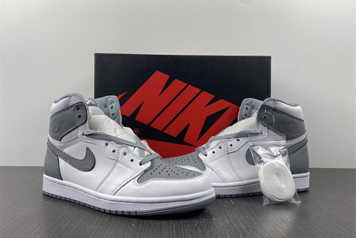 Air Jordan 1 High OG “Stealth” 555088-037