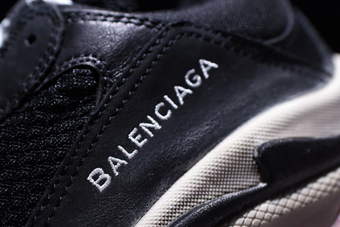 BALENCIAGA TRIPLE S W06E1-1000