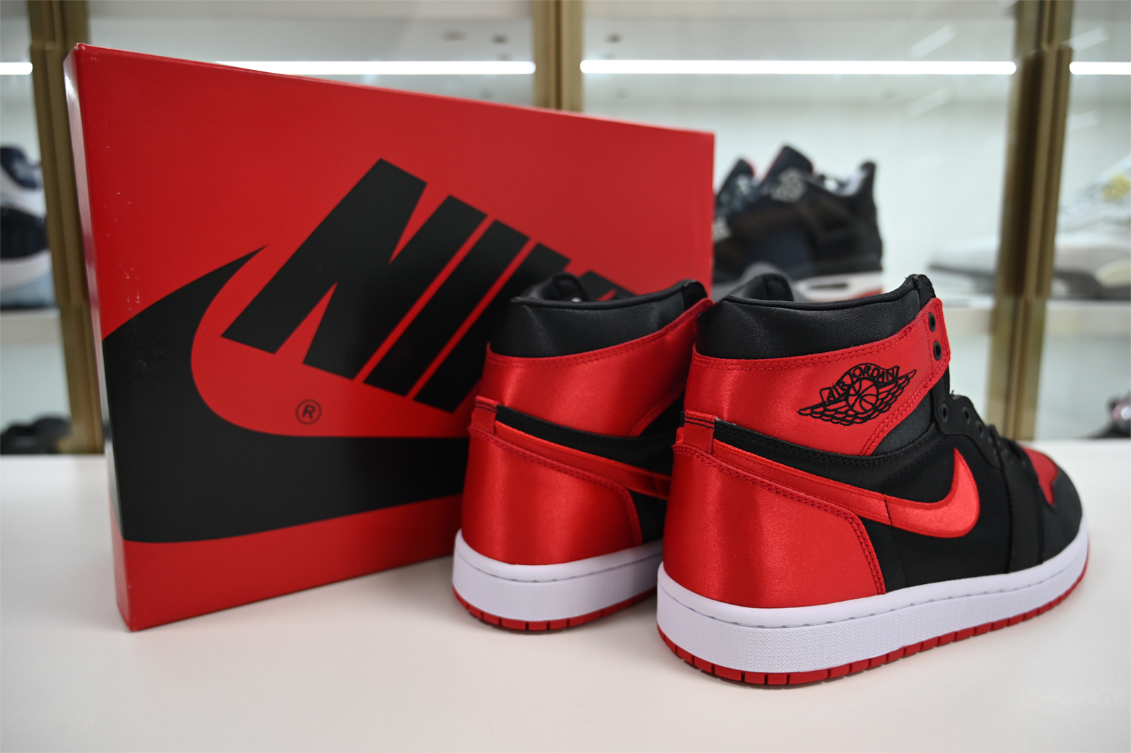 Air Jordan 1 High OG WMNS Satin Bred FD4810-061