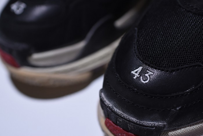 BALENCIAGA TRIPLE S W06E1-1000