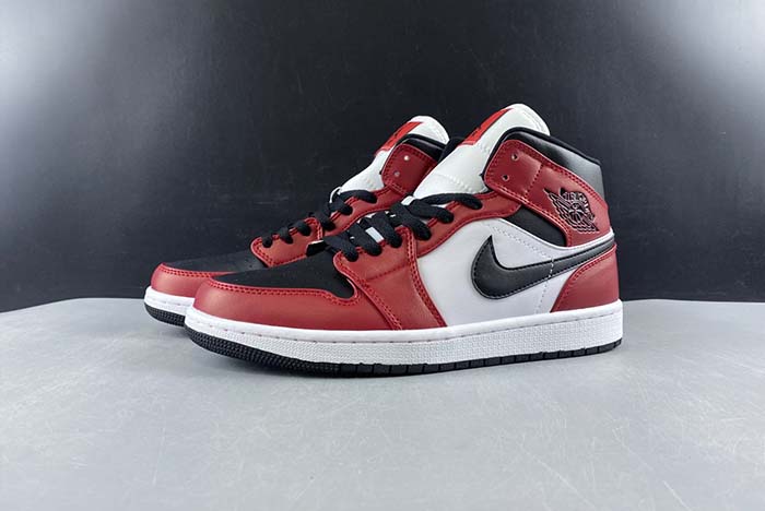 AIR JORDAN 1 MID “CHICAGO BLACK TOE” 554724-069