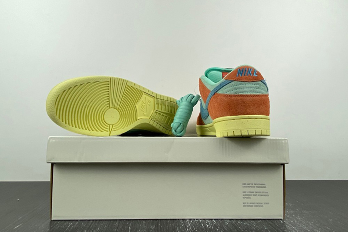 Nike SB Dunk Low Orange Emerald Rise DV5429-800