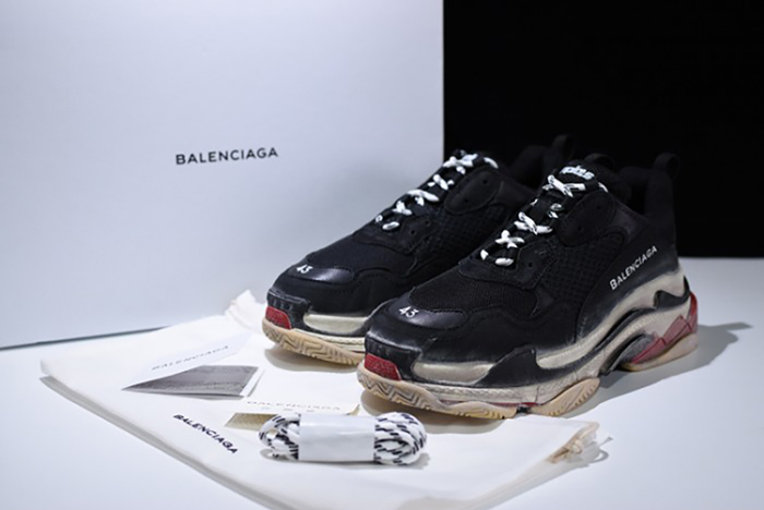 BALENCIAGA TRIPLE S W06E1-1000