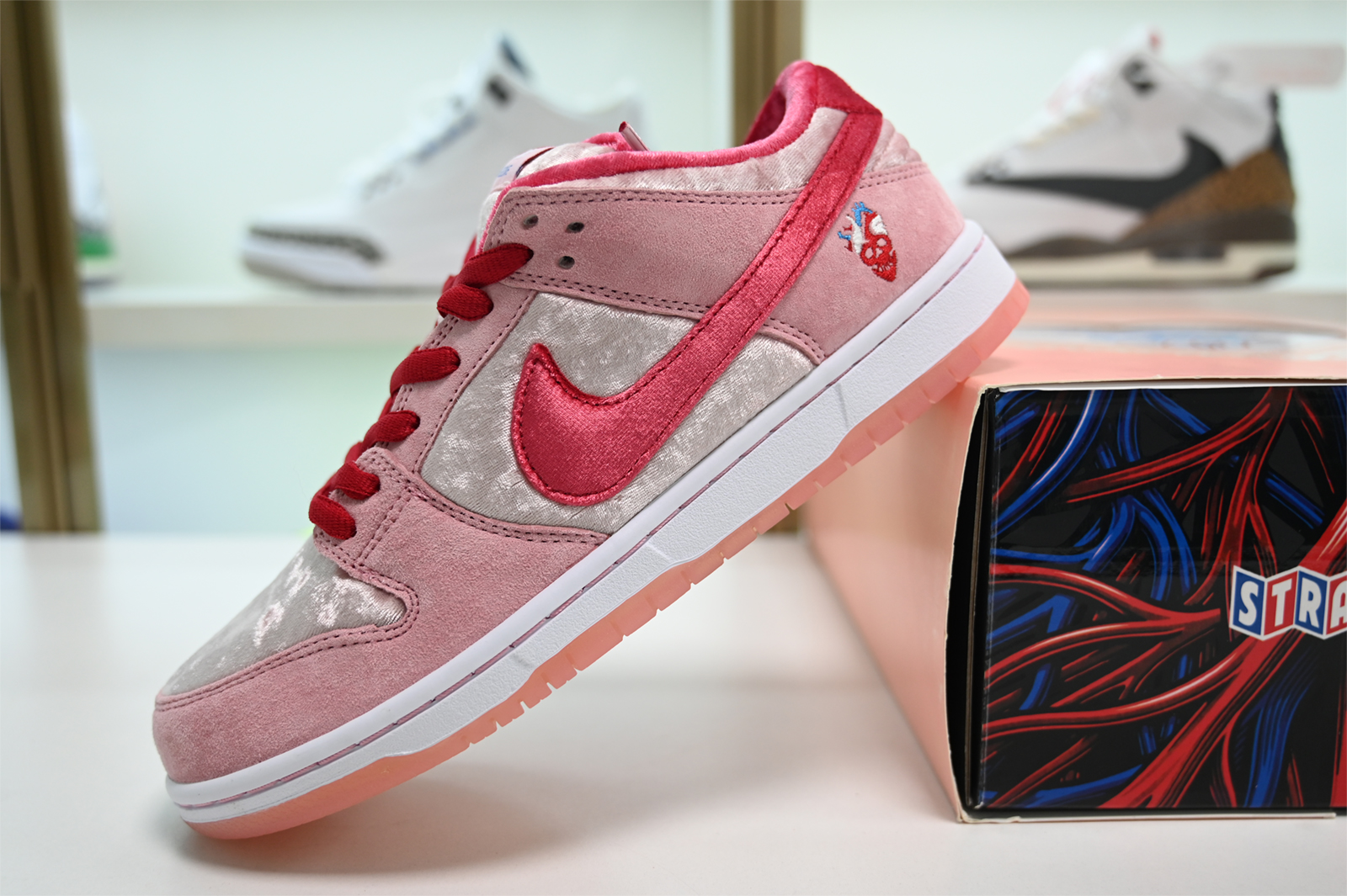 Nike SB Dunk Low x StrangeLove  Valentine