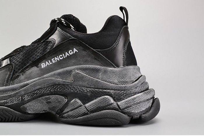 BALENCIAGA BLACK TRIPLE S TRAINER W06G01001