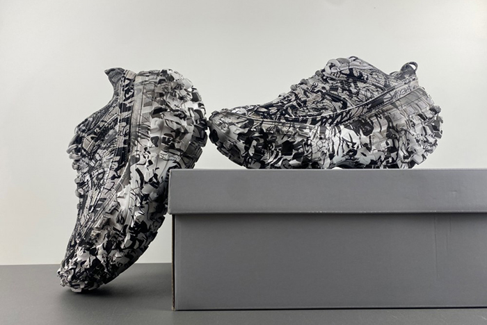 BALENCIAGA Graffiti Print Bouncer Sneakers 685613 W2RG19010