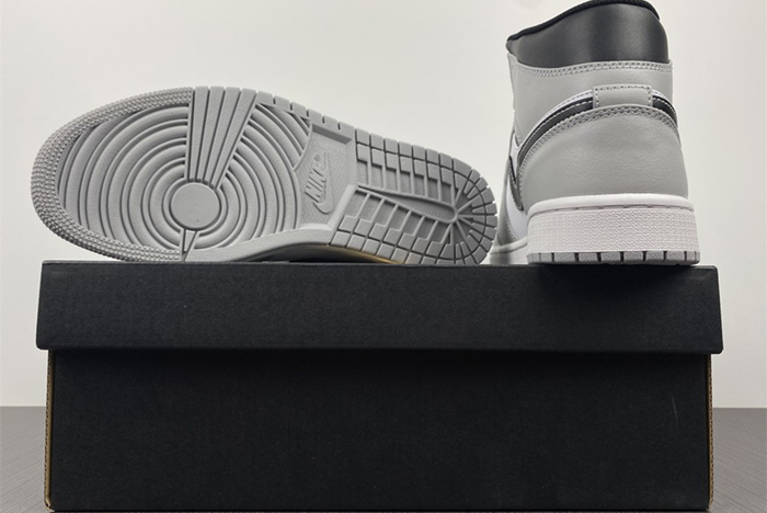 Air Jordan 1 Mid “Light Smoke Grey” 554724-078