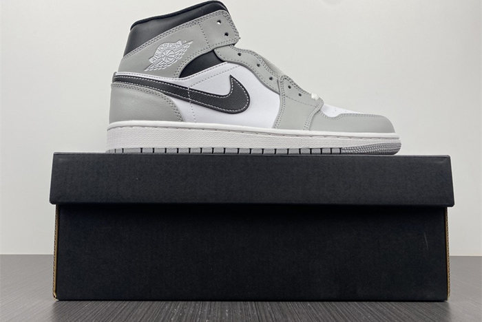 Air Jordan 1 Mid “Light Smoke Grey” 554724-078