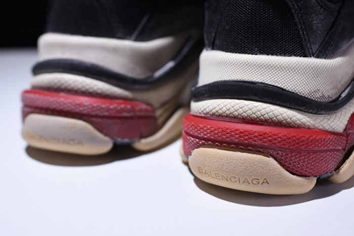 BALENCIAGA TRIPLE S W06E1-1000