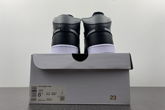 Air Jordan 1 Mid AJ1