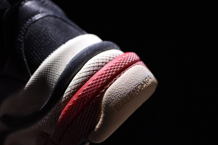 BALENCIAGA TRIPLE S W06E1-1000