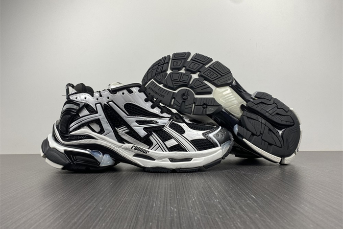 BALENCIAGA -Runner DARK GREY 677403 W3R82 9010