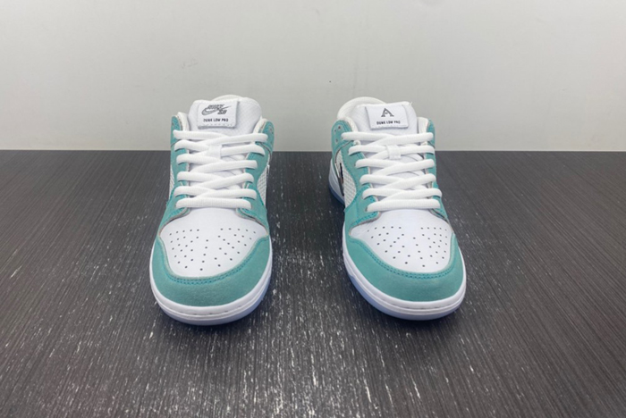 Dunk SACAI*NIKE SB Low FD2562-400