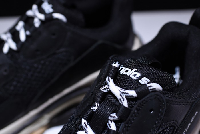 BALENCIAGA TRIPLE S W06E1-1000