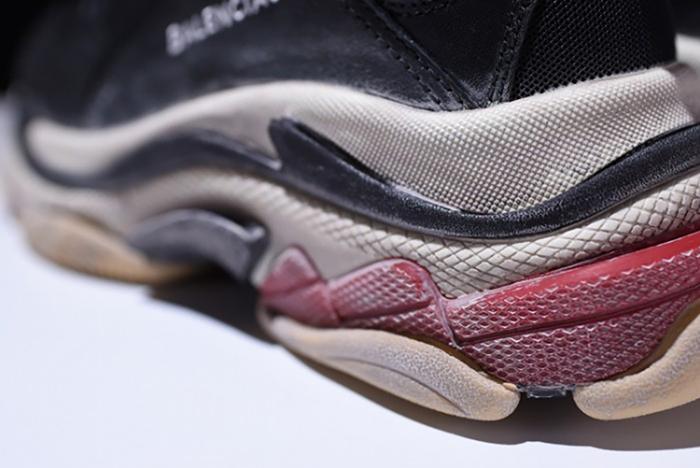 BALENCIAGA TRIPLE S W06E1-1000