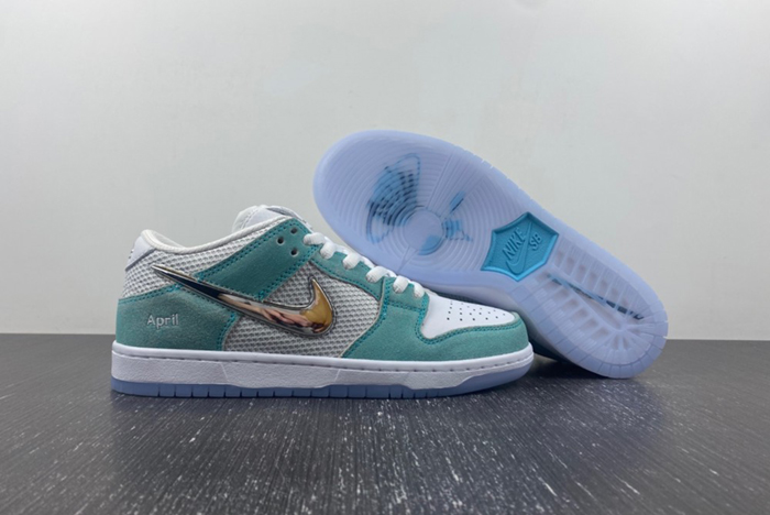 Dunk SACAI*NIKE SB Low FD2562-400