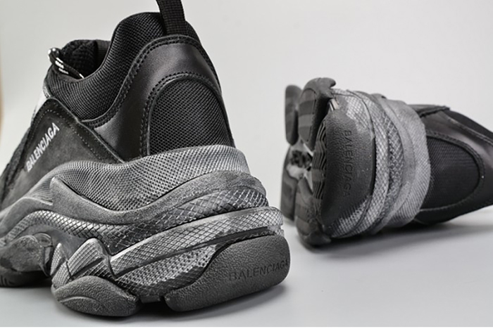 BALENCIAGA BLACK TRIPLE S TRAINER W06G01001