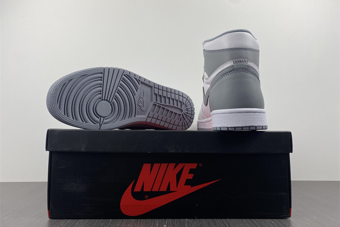 Air Jordan 1 High OG “Stealth” 555088-037