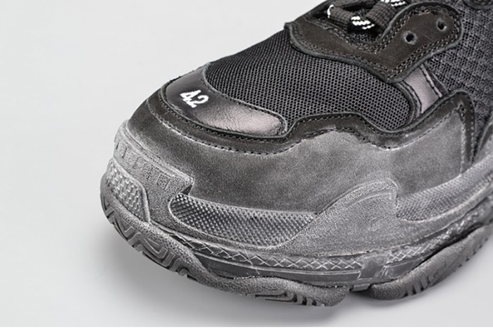 BALENCIAGA BLACK TRIPLE S TRAINER W06G01001