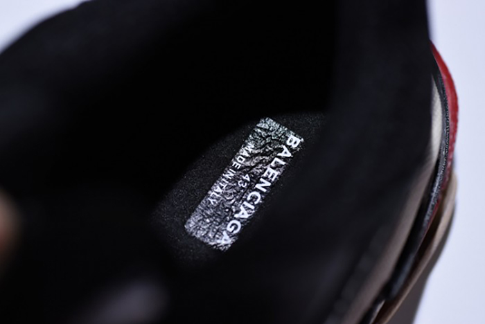 BALENCIAGA TRIPLE S W06E1-1000