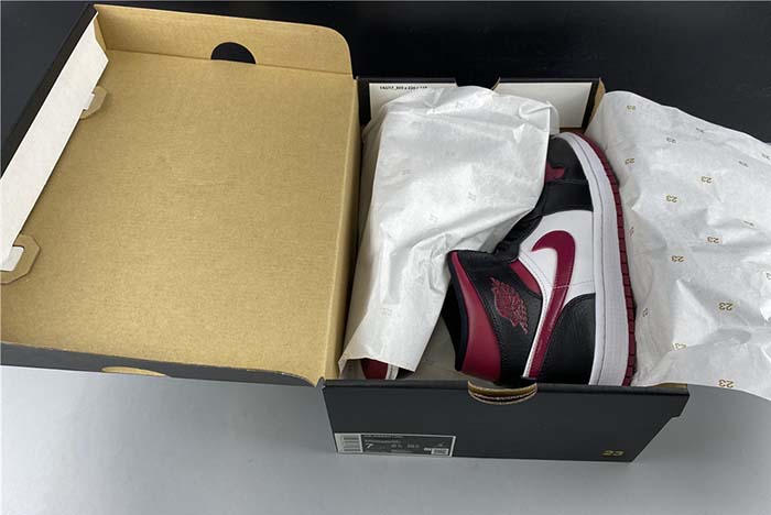 Jordan 1 Mid bred toe 554724-066