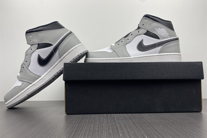 Air Jordan 1 Mid “Light Smoke Grey” 554724-078