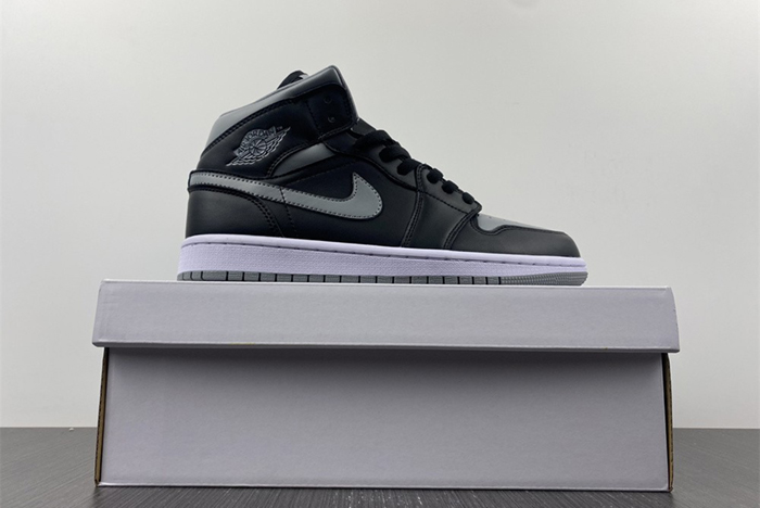 Air Jordan 1 Mid AJ1