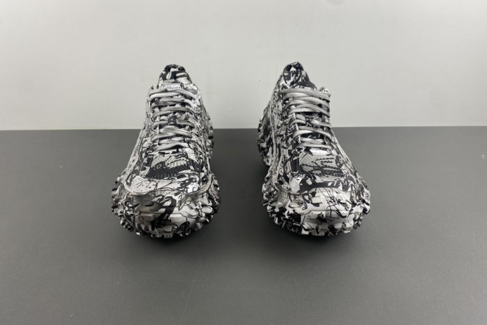 BALENCIAGA Graffiti Print Bouncer Sneakers 685613 W2RG19010
