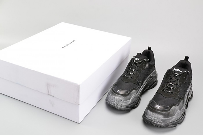 BALENCIAGA BLACK TRIPLE S TRAINER W06G01001