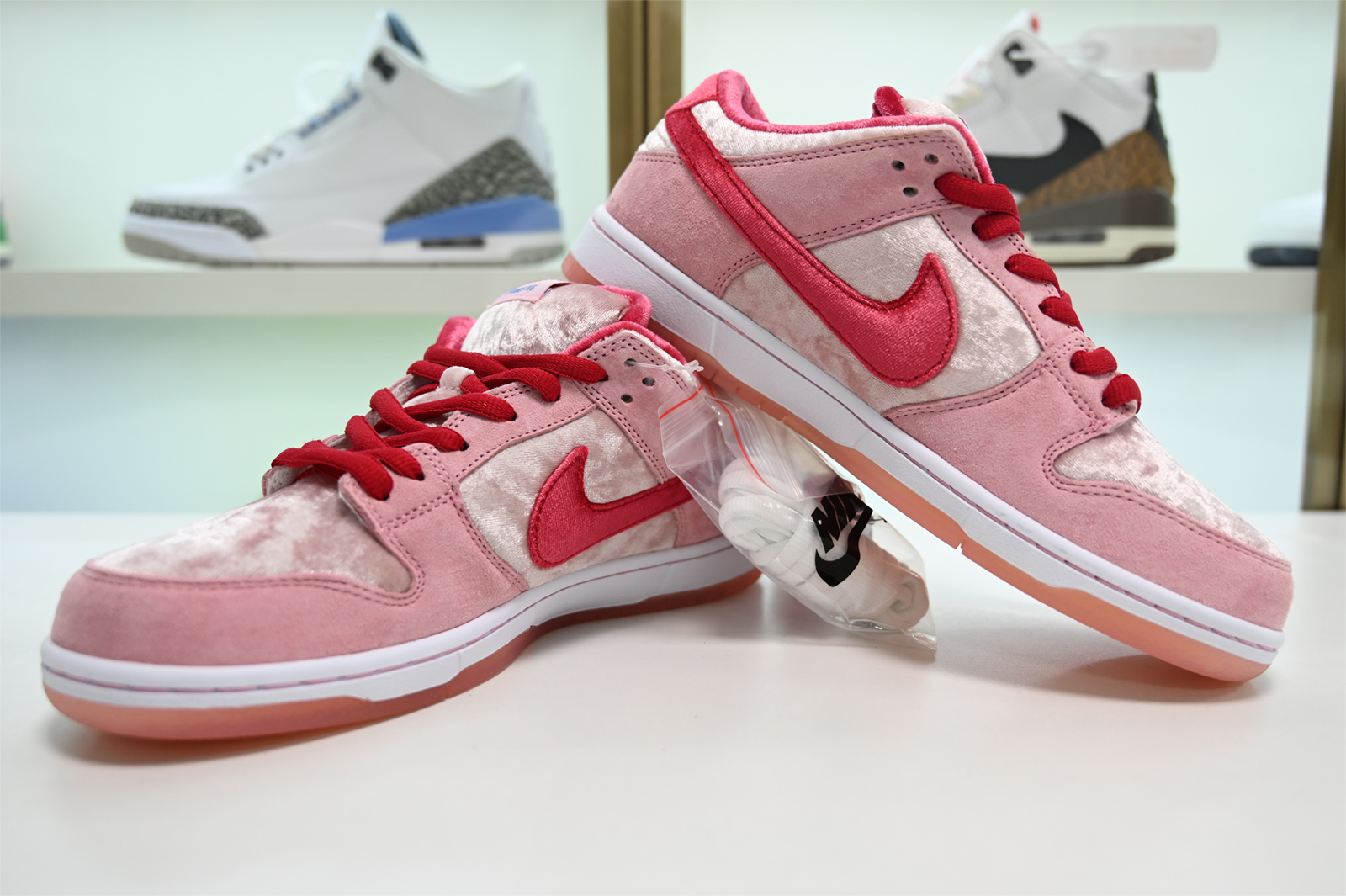 Nike SB Dunk Low x StrangeLove  Valentine