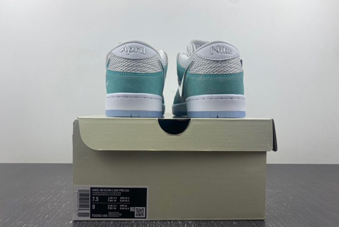 Dunk SACAI*NIKE SB Low FD2562-400