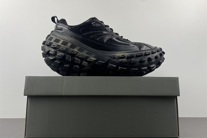 Defender Trainers in black mesh and nylon 685613W2RA61000