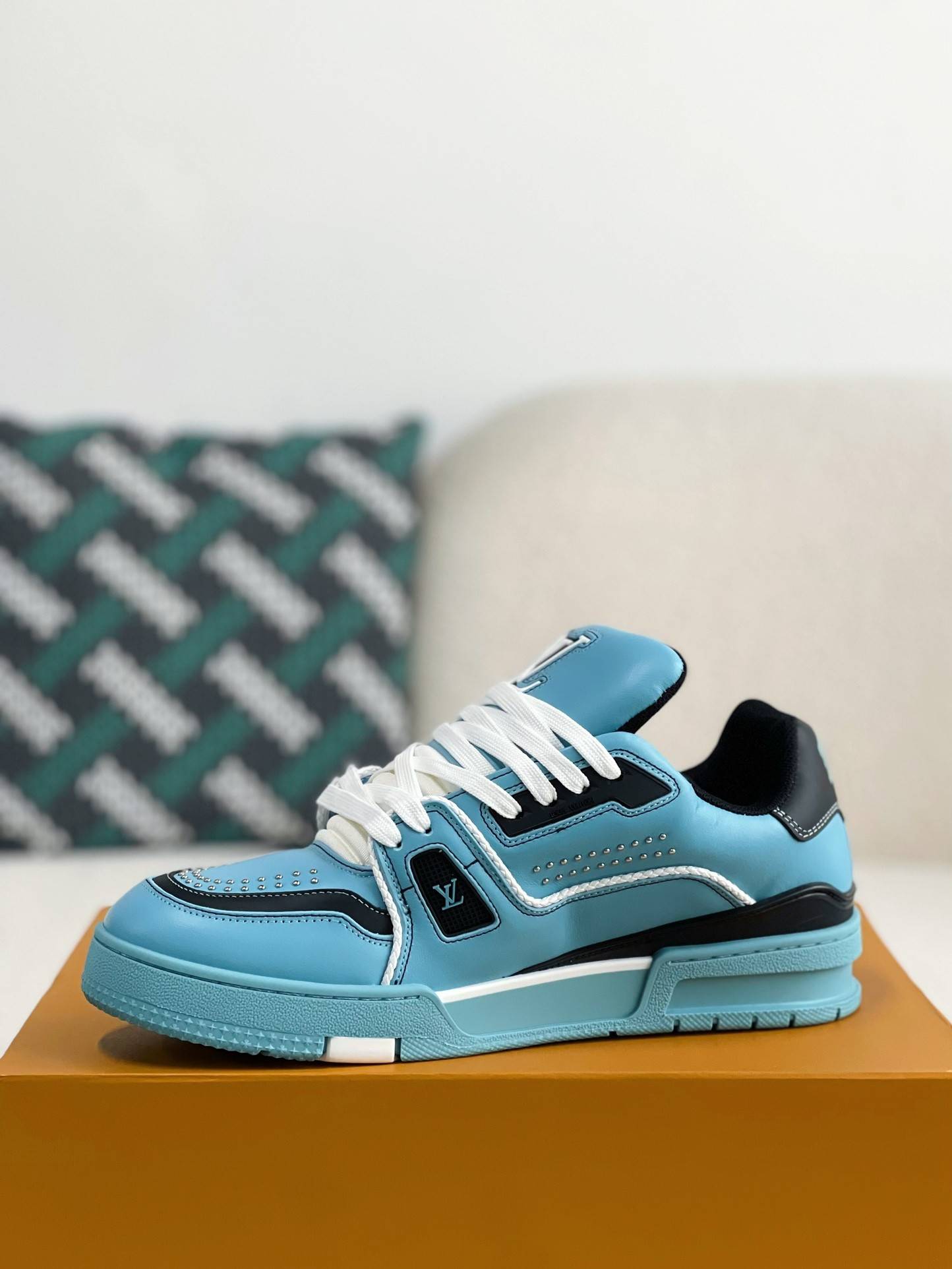 L*V TRAINER SNEAKERS