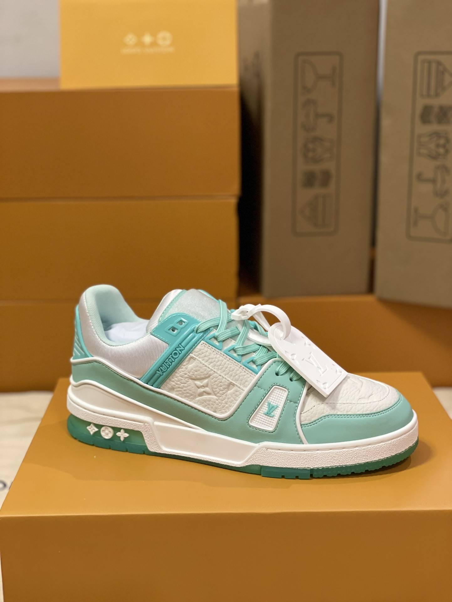 L*V TRAINER 1A8KB8 Sneakers