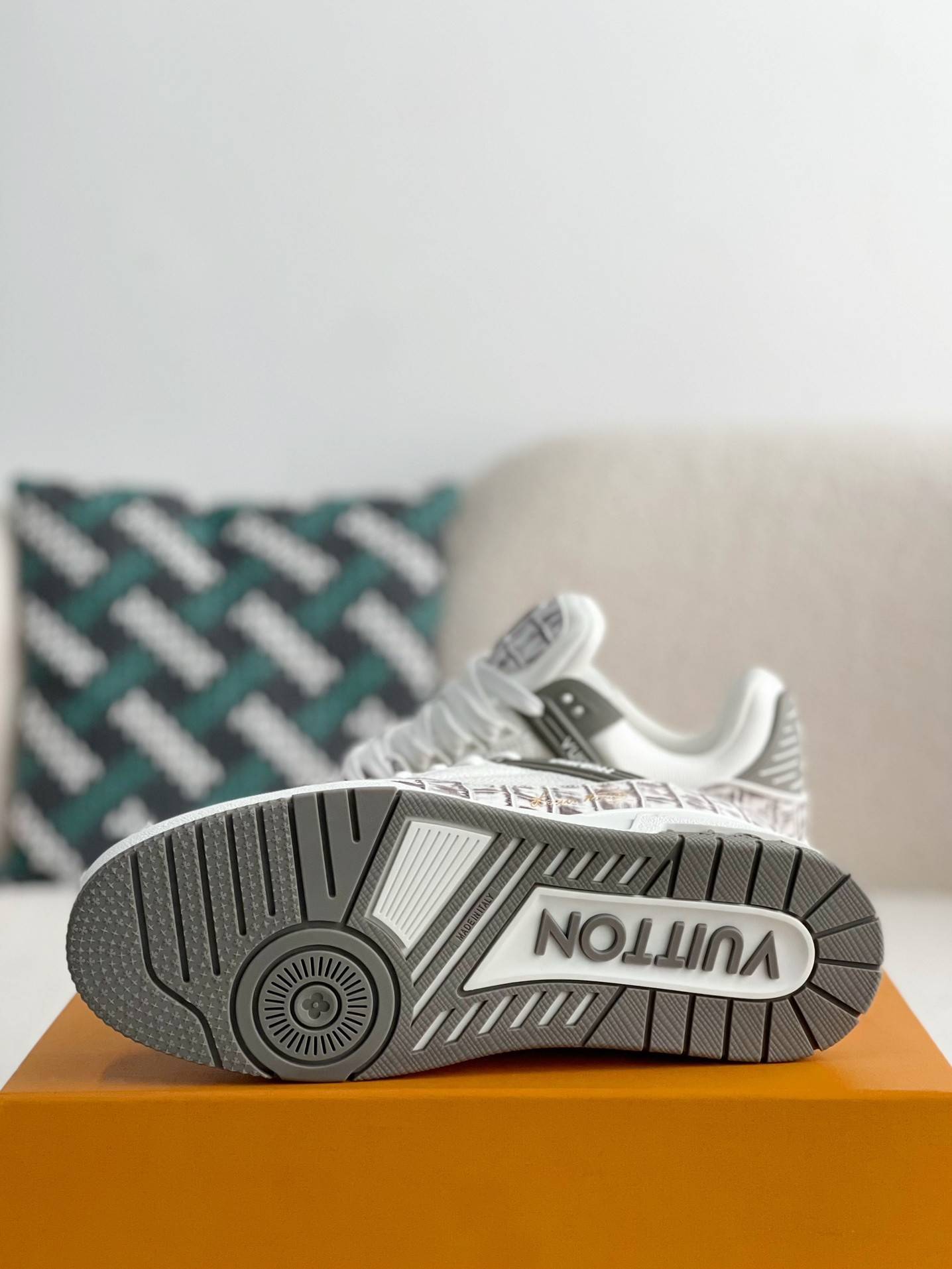 L*V TRAINER SNEAKERS