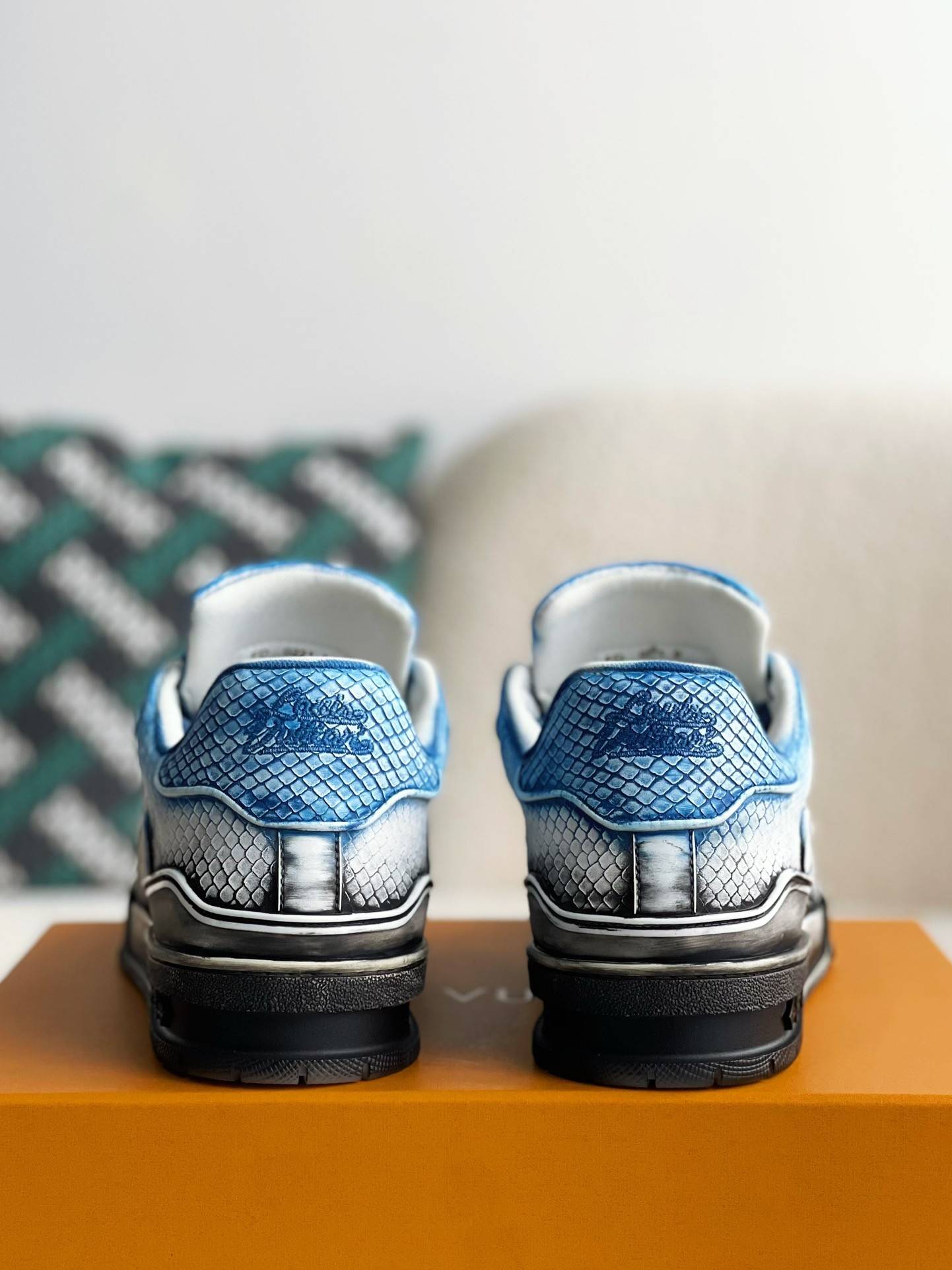 L*V TRAINER SNEAKERS