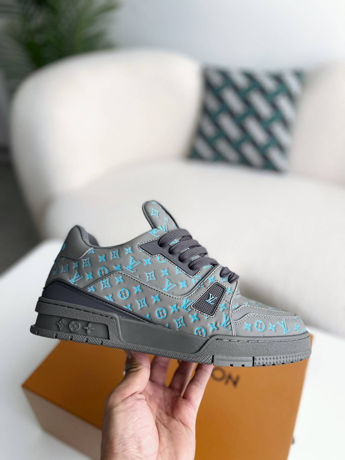 L*V TRAINER SNEAKERS