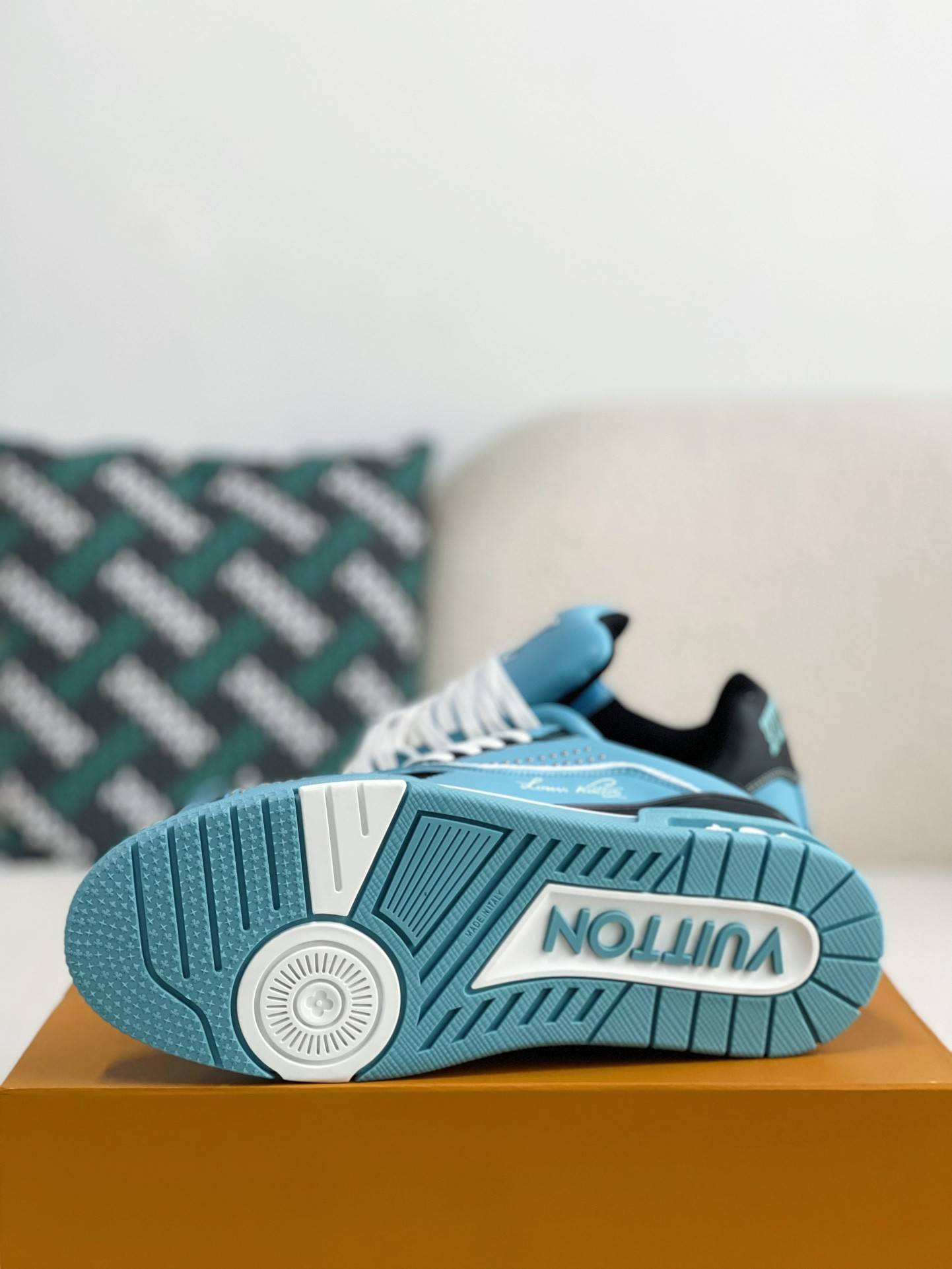 L*V TRAINER SNEAKERS