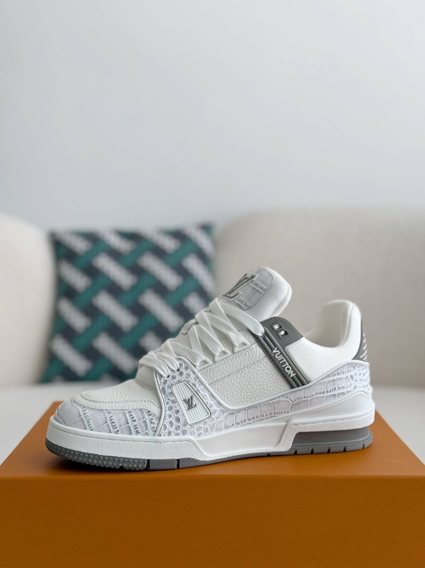 L*V TRAINER SNEAKERS