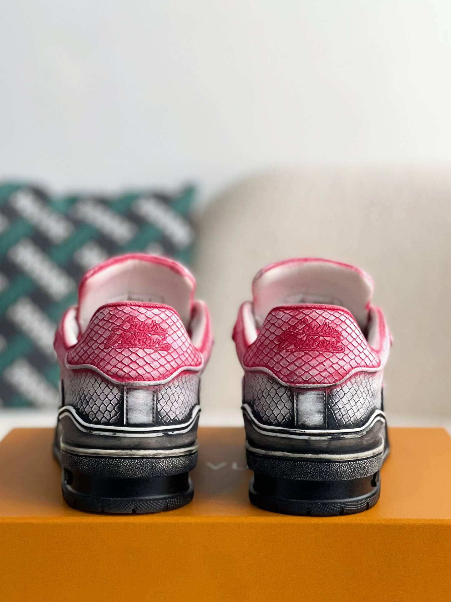 L*V TRAINER SNEAKERS