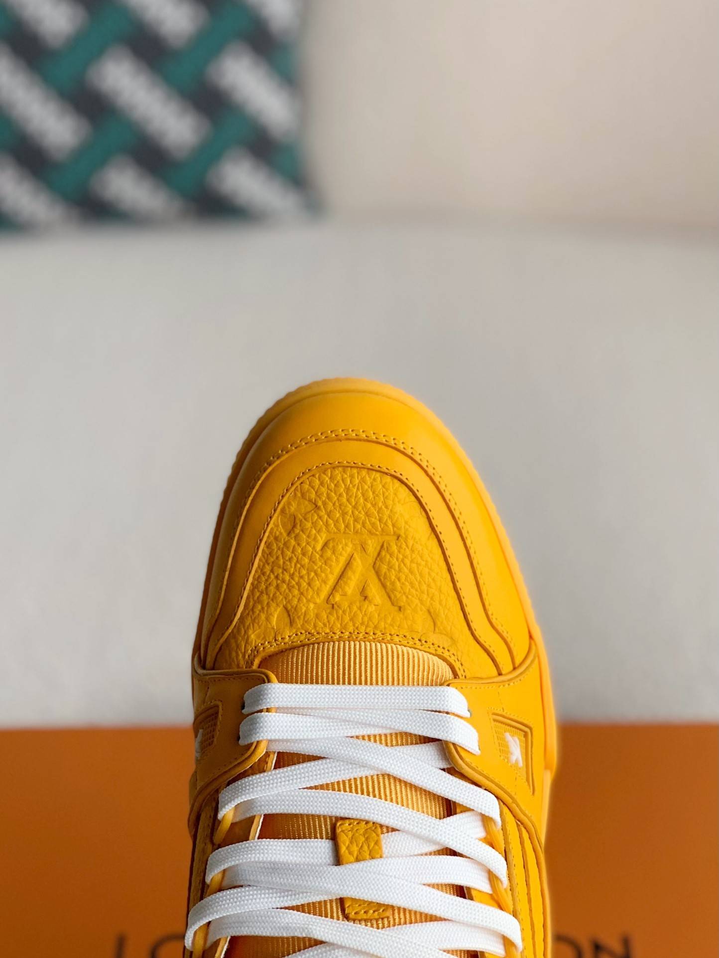 L*V TRAINER Sneakers