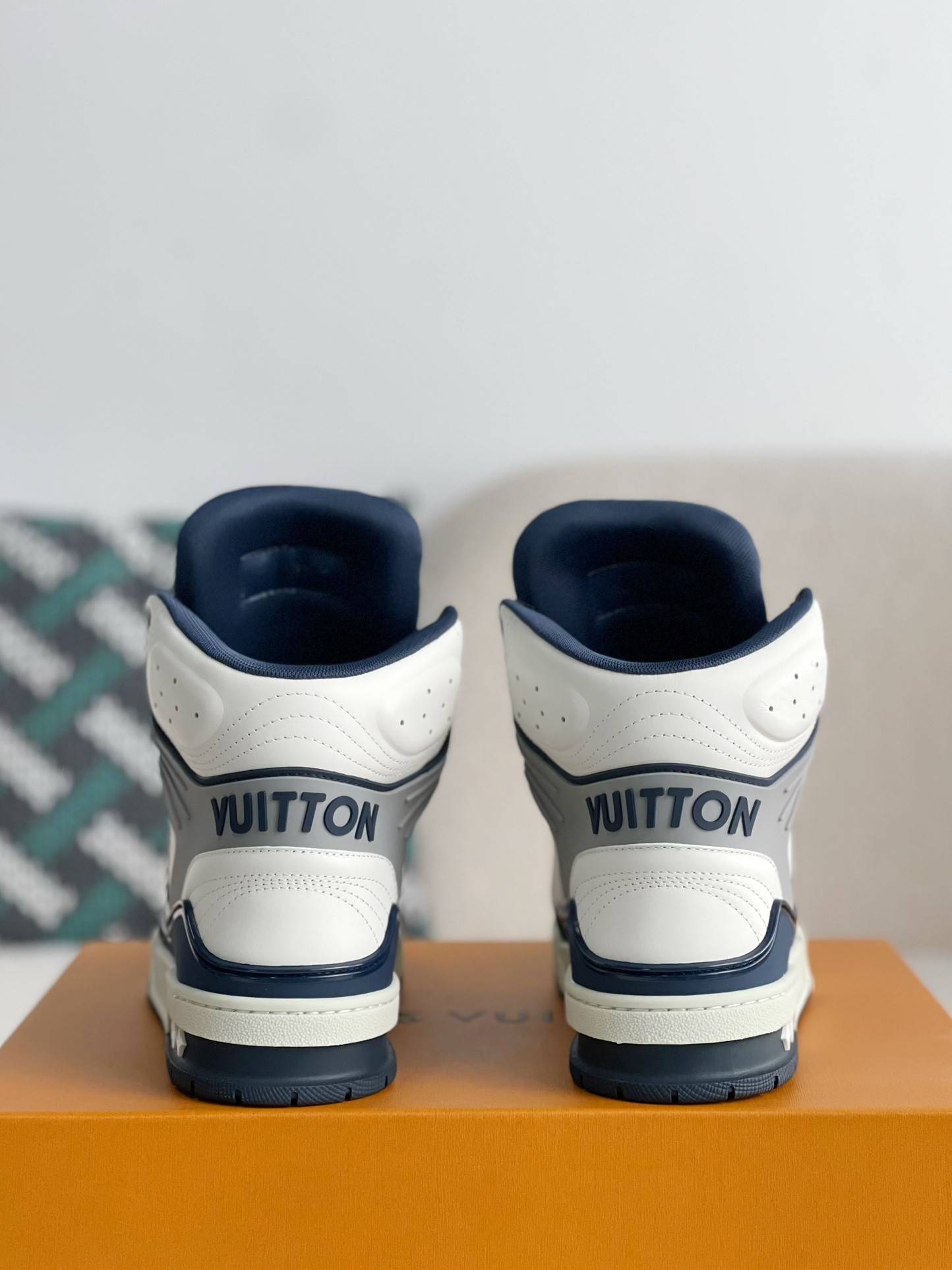 L*V TRAINER SNEAKERS