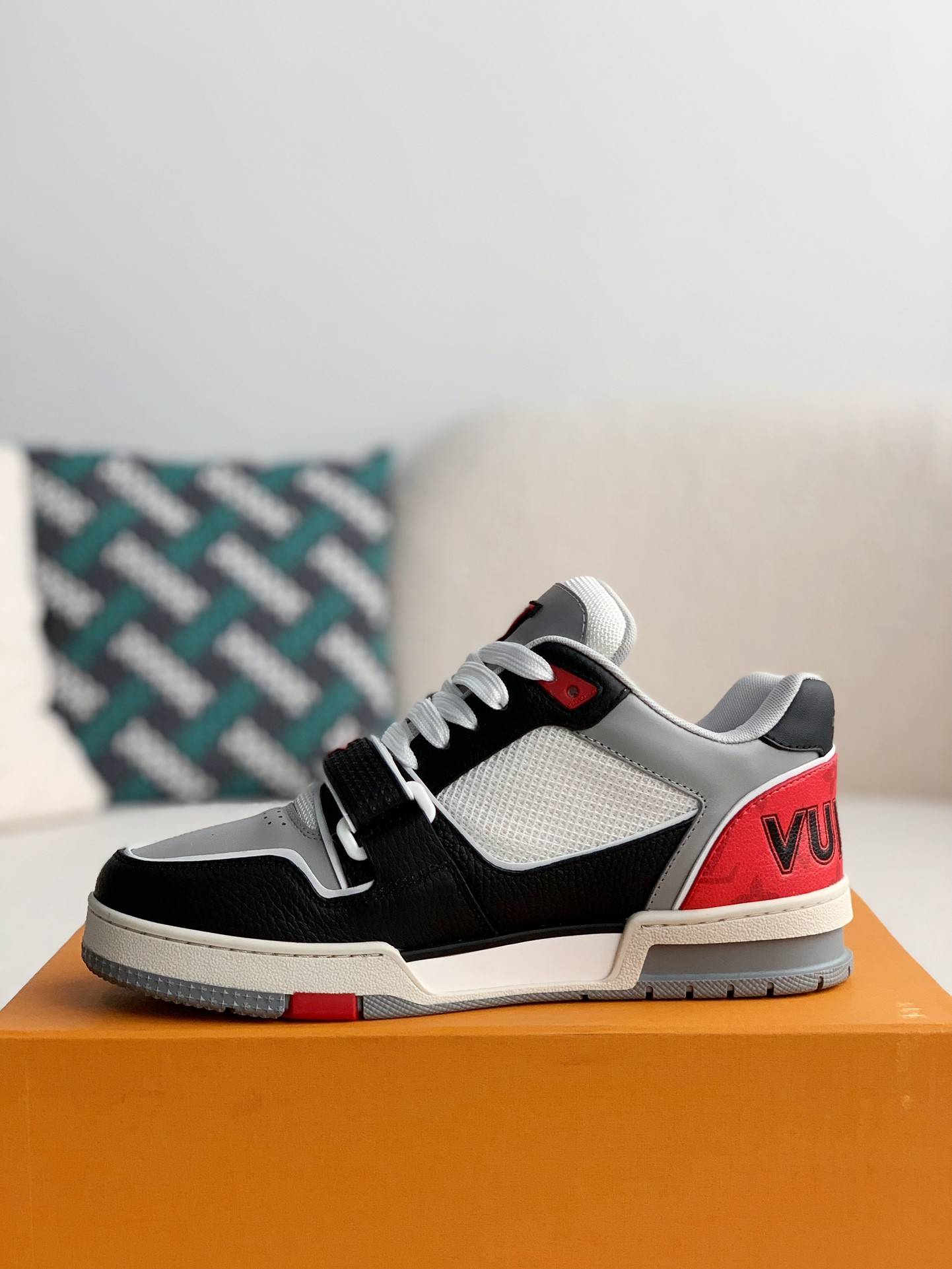 L*V TRAINER Sneakers