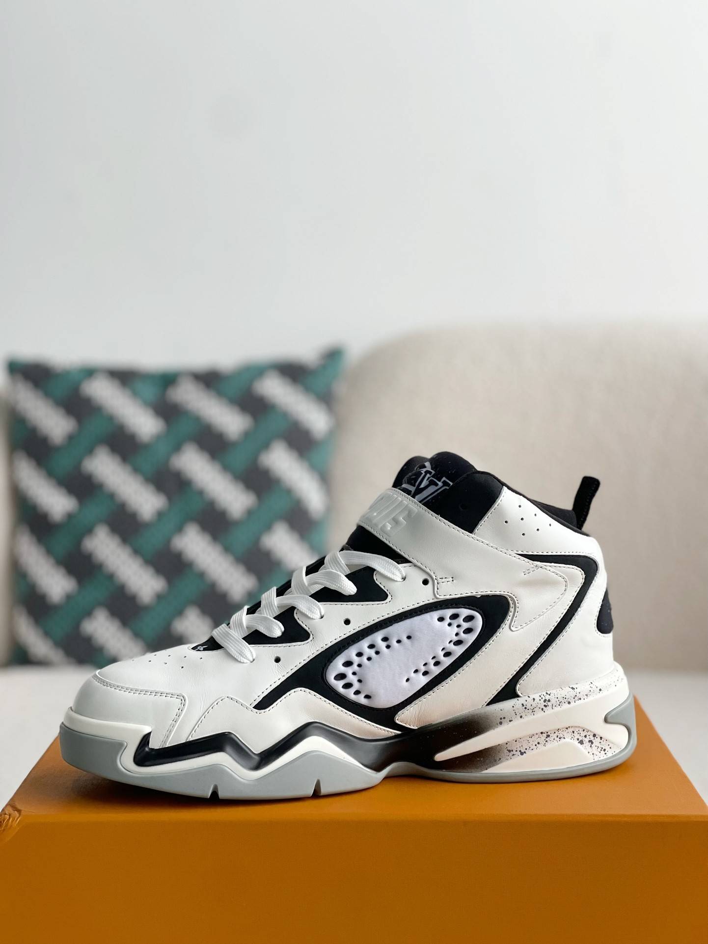 L*V Trainer  Adjustable Mode Paste Sports Casual Shoes