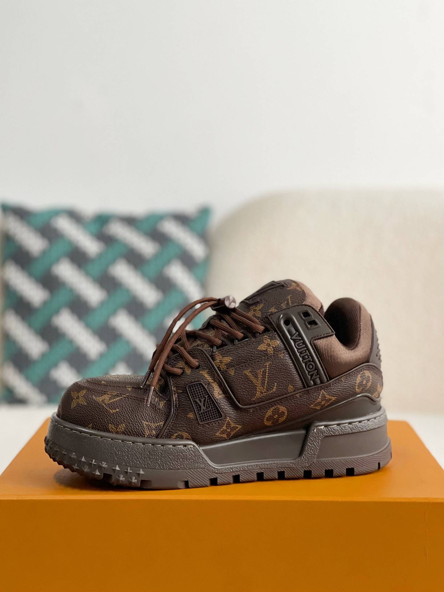 L*V TRAINER SNEAKERS